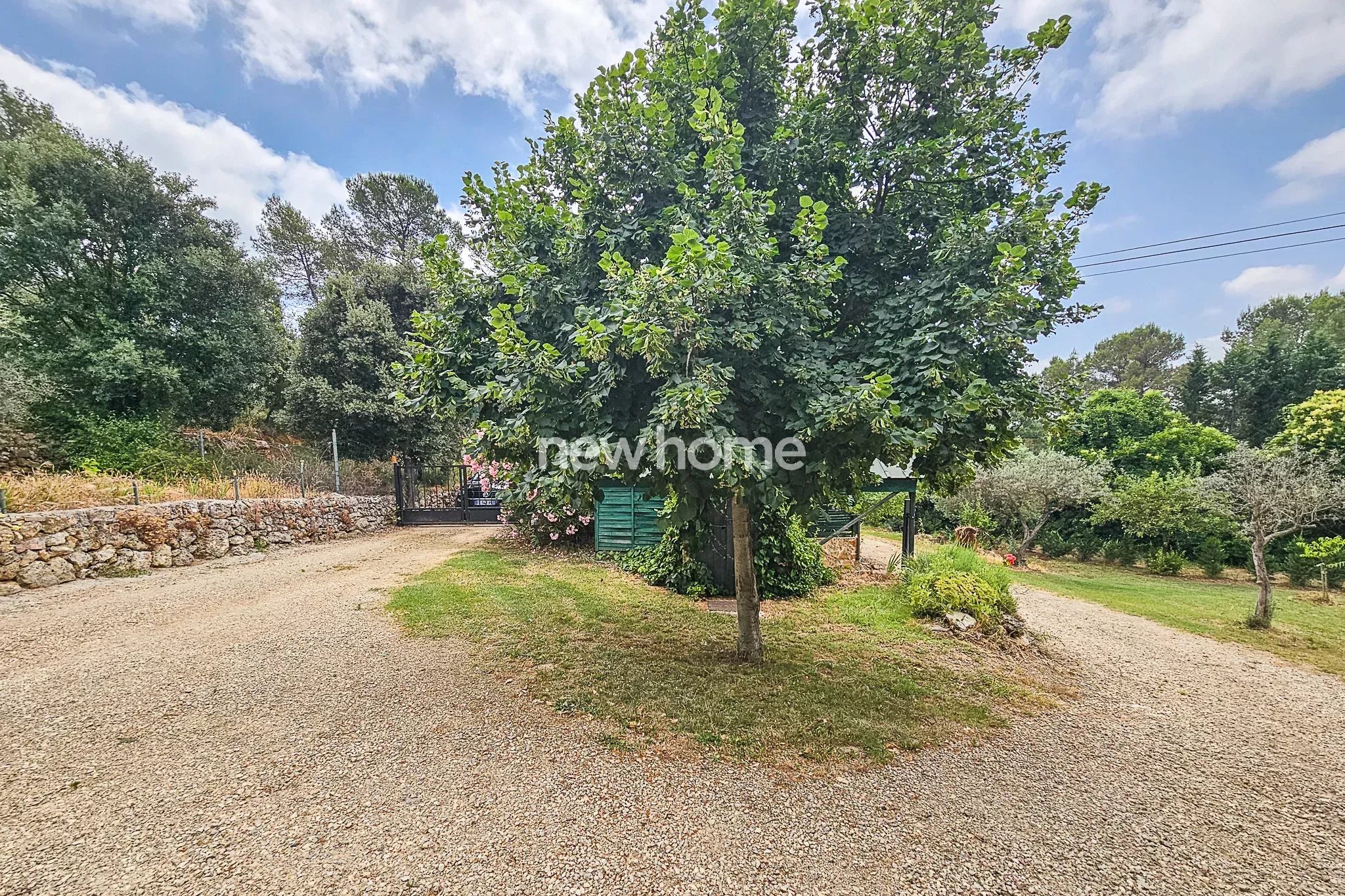 Charme authentique entre Lorgues et Draguignan : bastidon rénové avec jardin arboré et piscine
