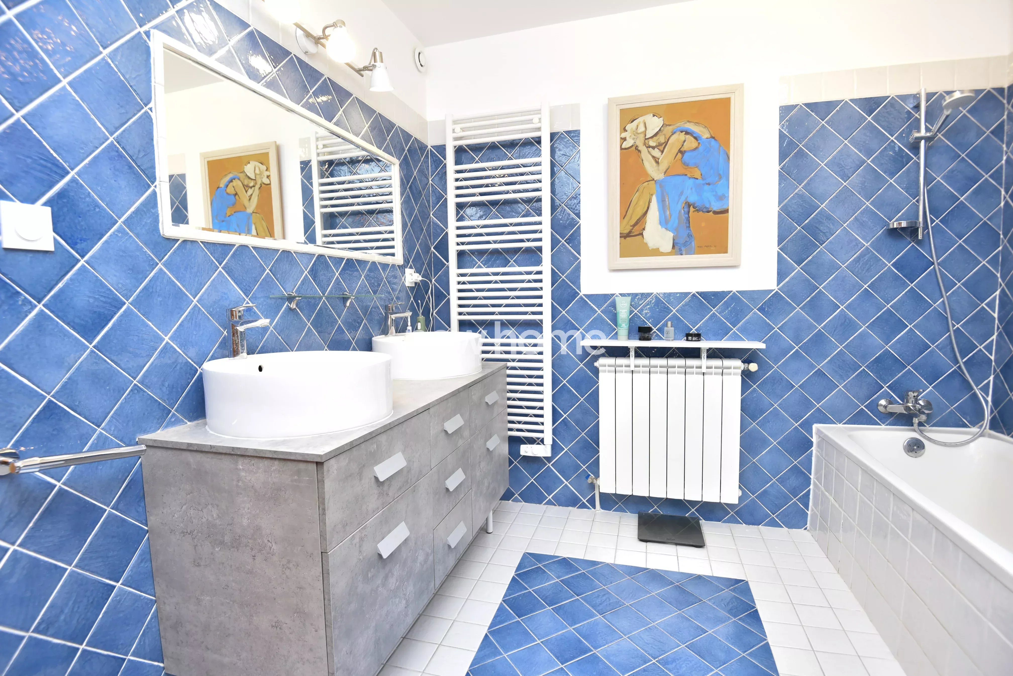 Maison tout confort avec grand jardin, garage, piscine et proximité du village