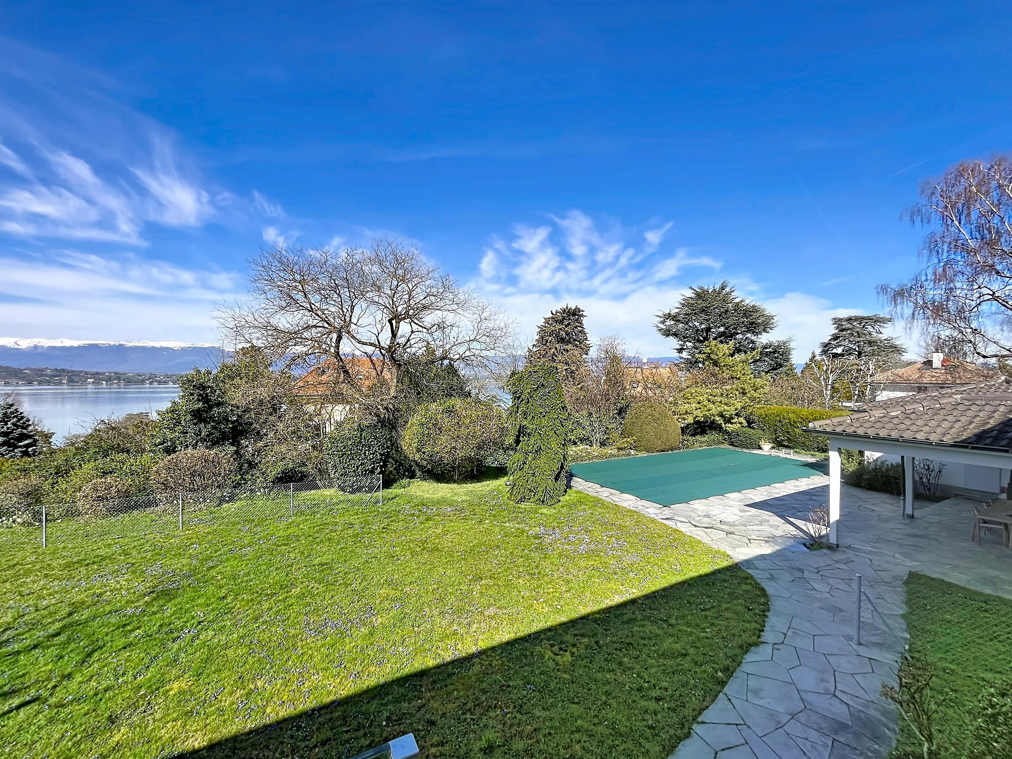 Magnificent villa with a swimming pool, set in a lush green environment and offering breathtaking lake views.