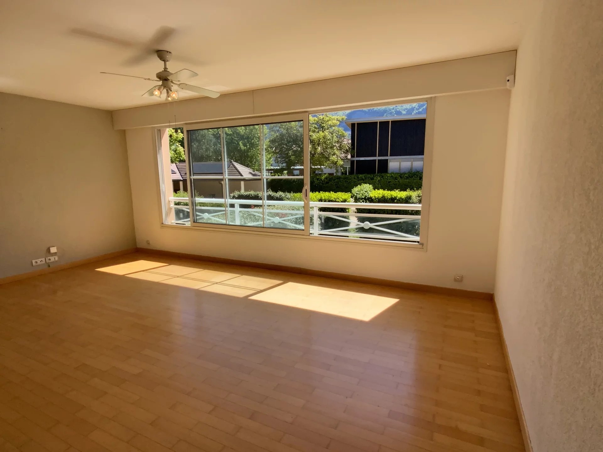 Villa 3 chambres, 3 SdB, jardin, dans résidence piscine - prox. Genève