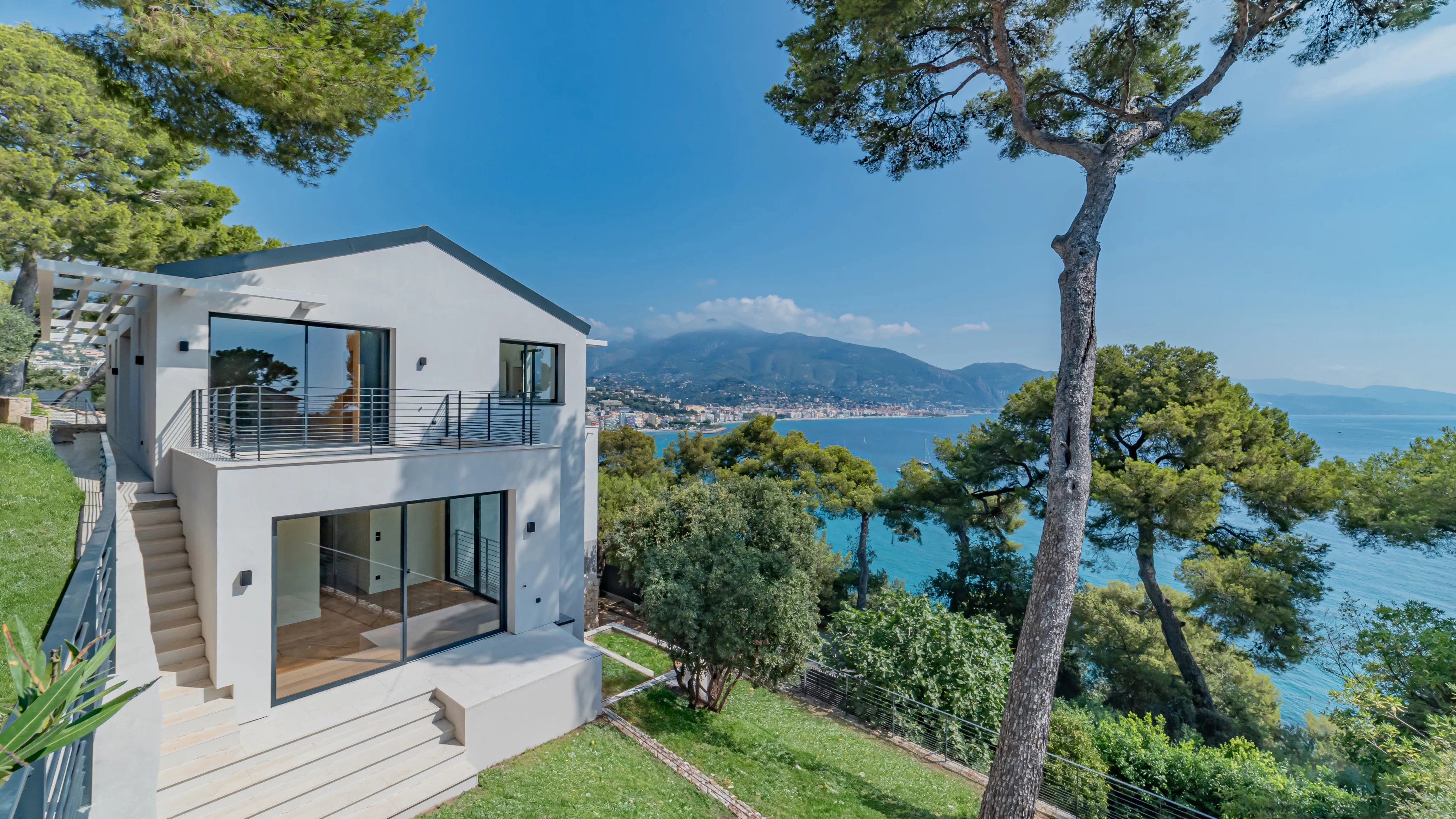 ROQUEBRUNE CAP MARTIN - LE CAP - VILLA VUE MER PANORAMIQUE - 6 CHAMBRES - PISCINE - APPARTEMENT INDEPENDANT