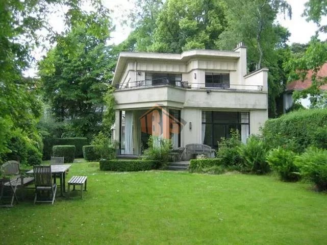 Quartier Cavell/Montjoie, magnifique villa de style Art Deco de +/- 350m2 habitable. Elle se compose de 5 chambres, d'un hall, d'un séjour (60m²) avec feu ouvert, d'un salon télé, d'une salle à