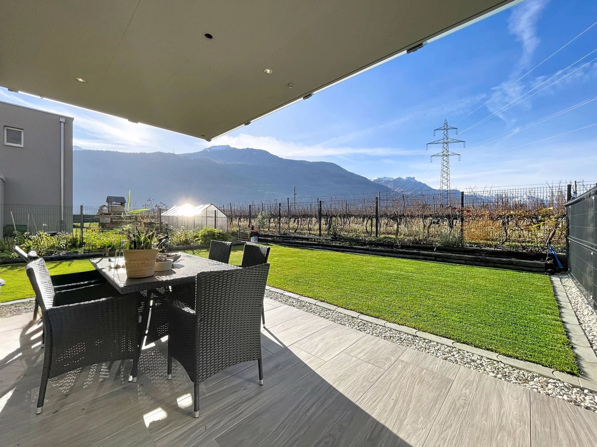 Maison moderne et jardin cosy