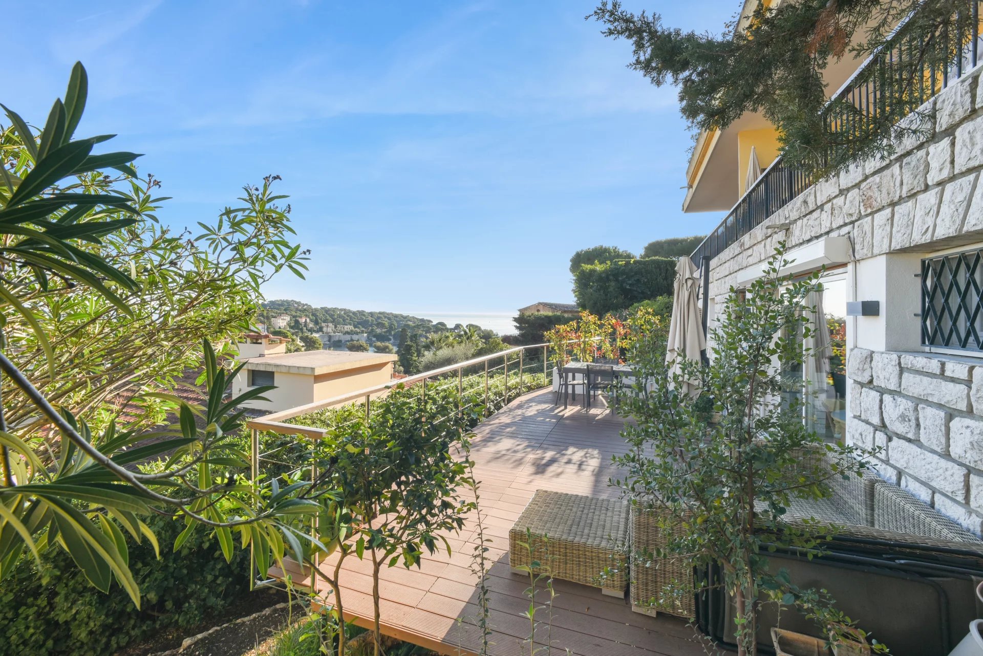 Apartment with 28 m² terrace, panoramic sea view and parking