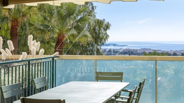For Sale: Co Exclusivity Renovated Apartment with Panoramic Sea View in Residential Le Cannet — photo 2