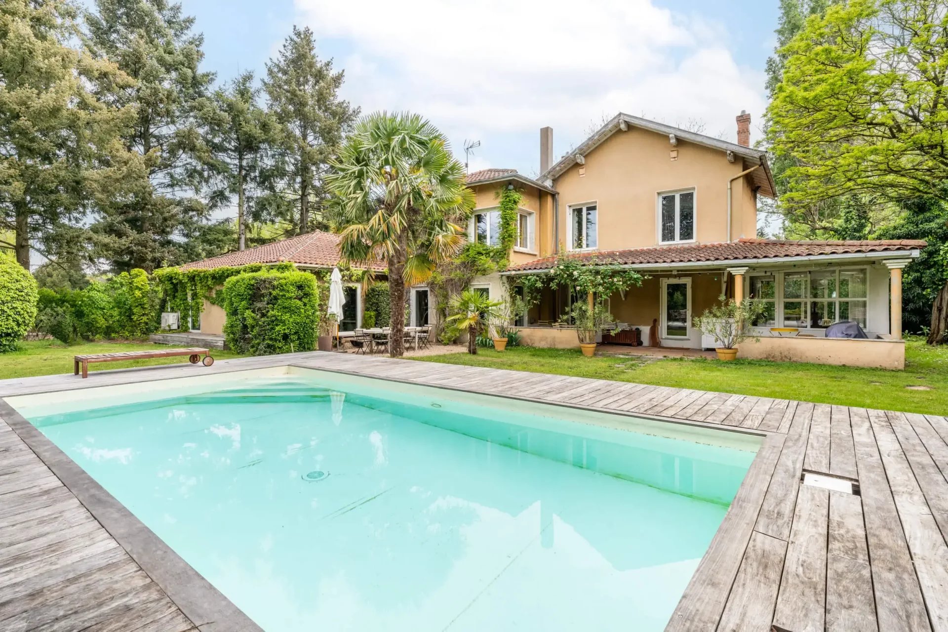 Propriété de 240 m² à Lucenay avec piscine et parc