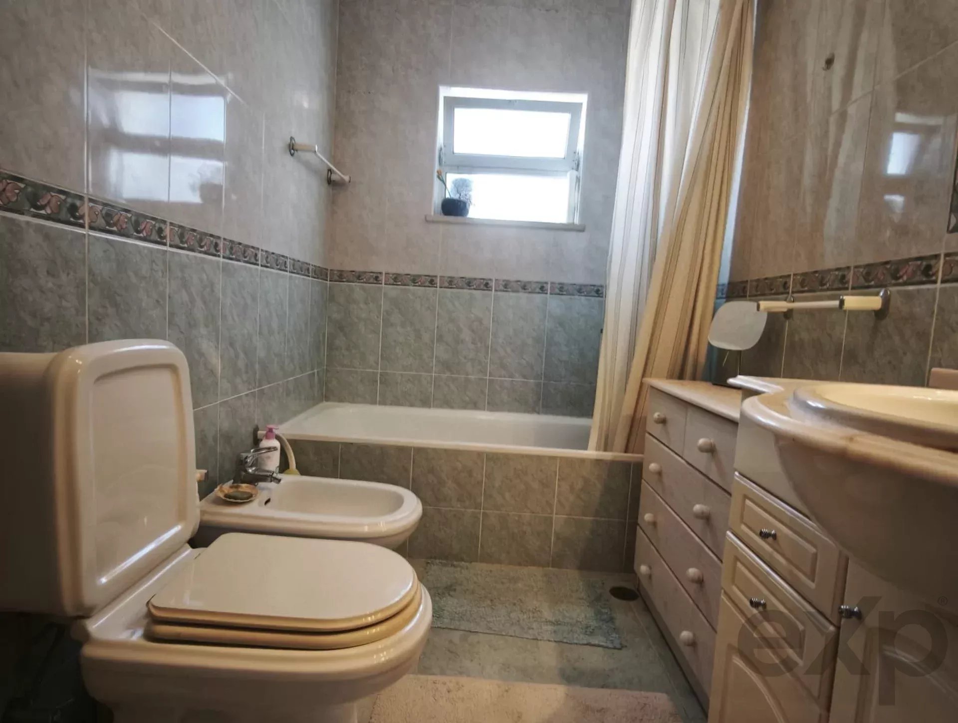Converted T2 last floor apartment – Alvor, Portimão 8500-451 image 15