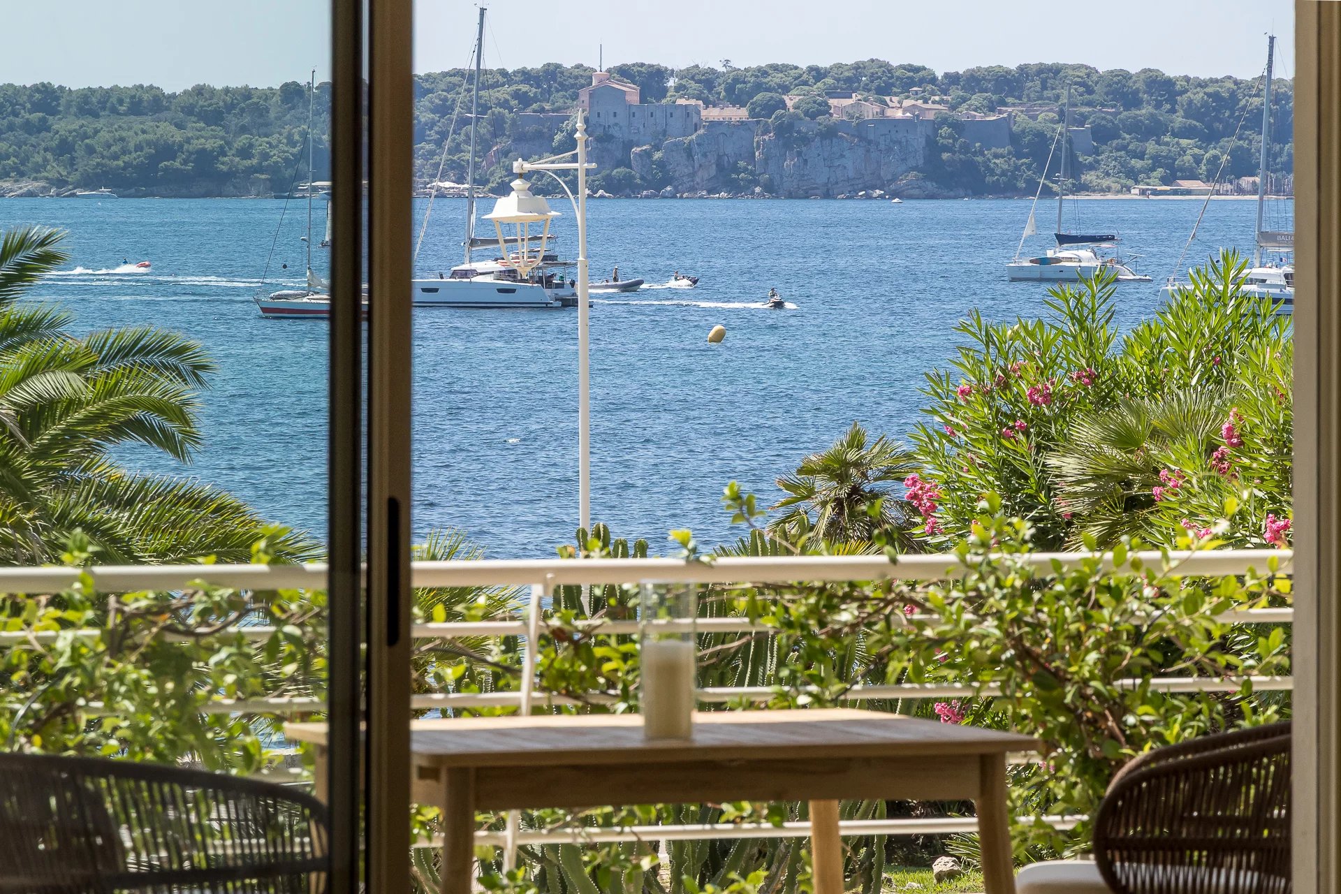 Palm Beach – Exceptional 3-Bedroom Apartment – Panoramic Sea View