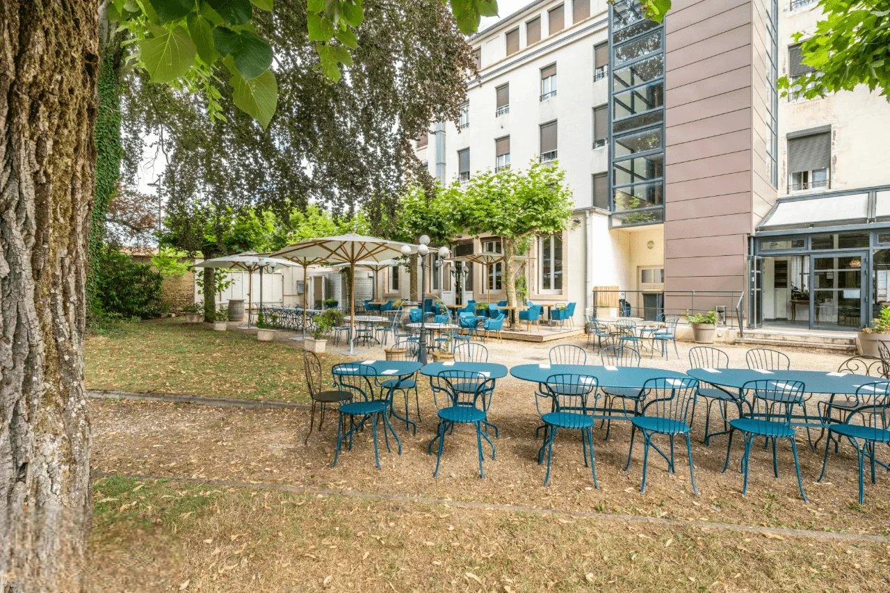 Hôtel 3 étoiles de 3000m² avec grand parc