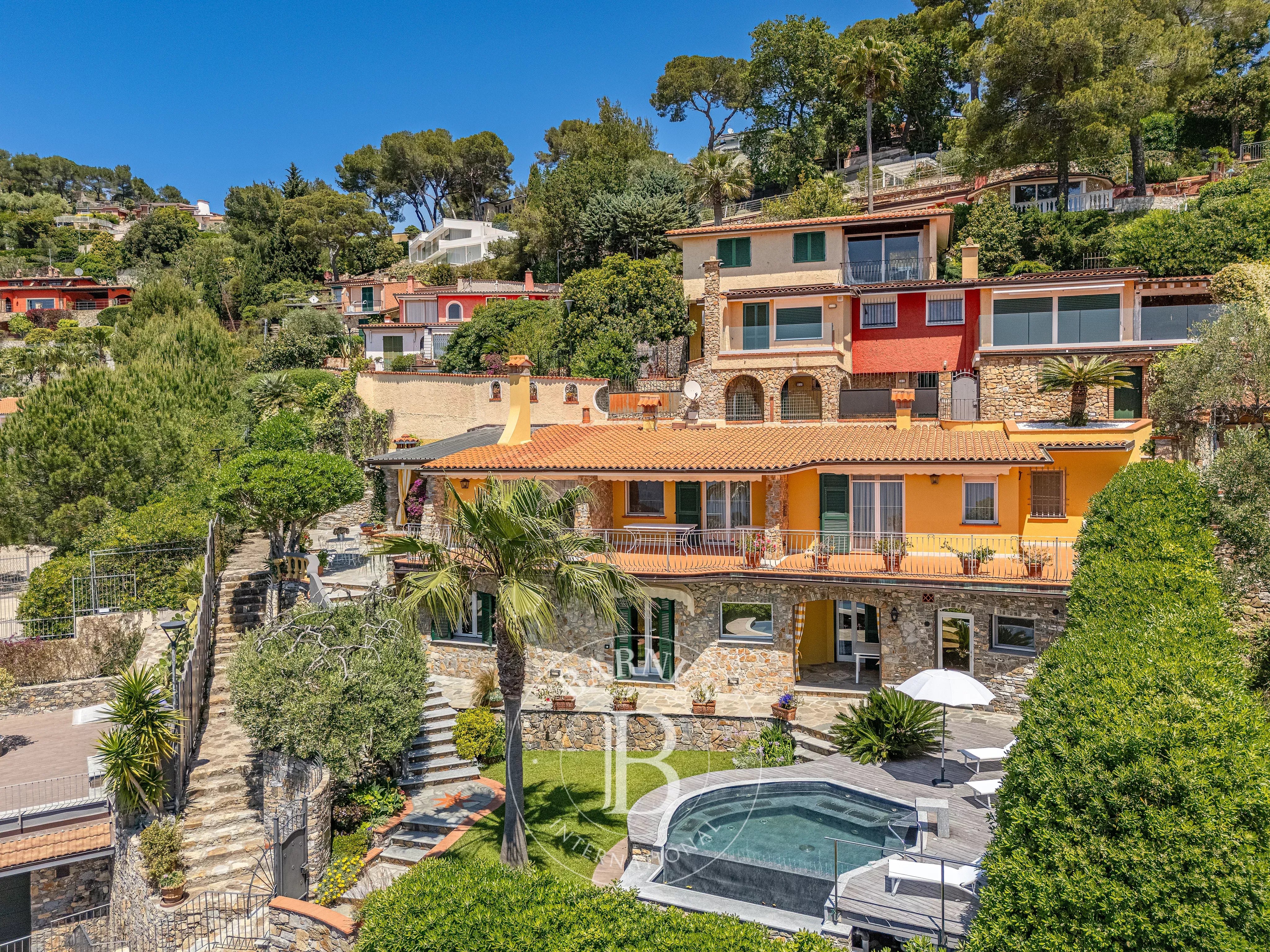 Panoramic villa with swimming pool in Andora Pinamare
