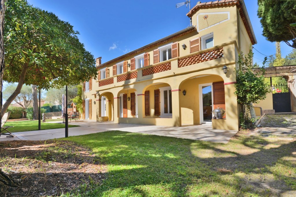 Villa for sale in Le Cannet — Le Cannet beautiful entirely-renovated provencal-style villa