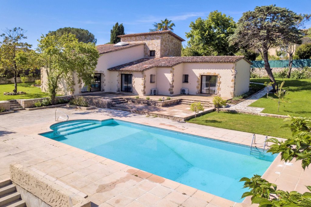 Villa for sale in Valbonne — Stunning Valbonne Villa for sale Near Village with Pool and Parking
