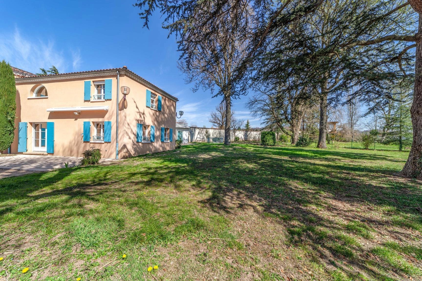 Maison dans parc arboré