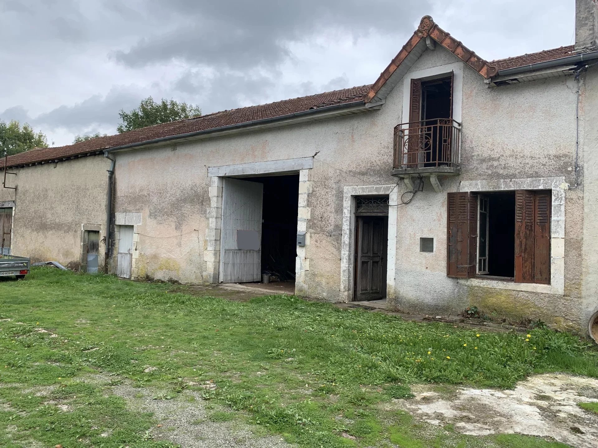 Stone barn with parking – 2 minutes from Nontron