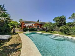 Villa for sale in Mandelieu in private domain with partial sea view — photo 2 of 7