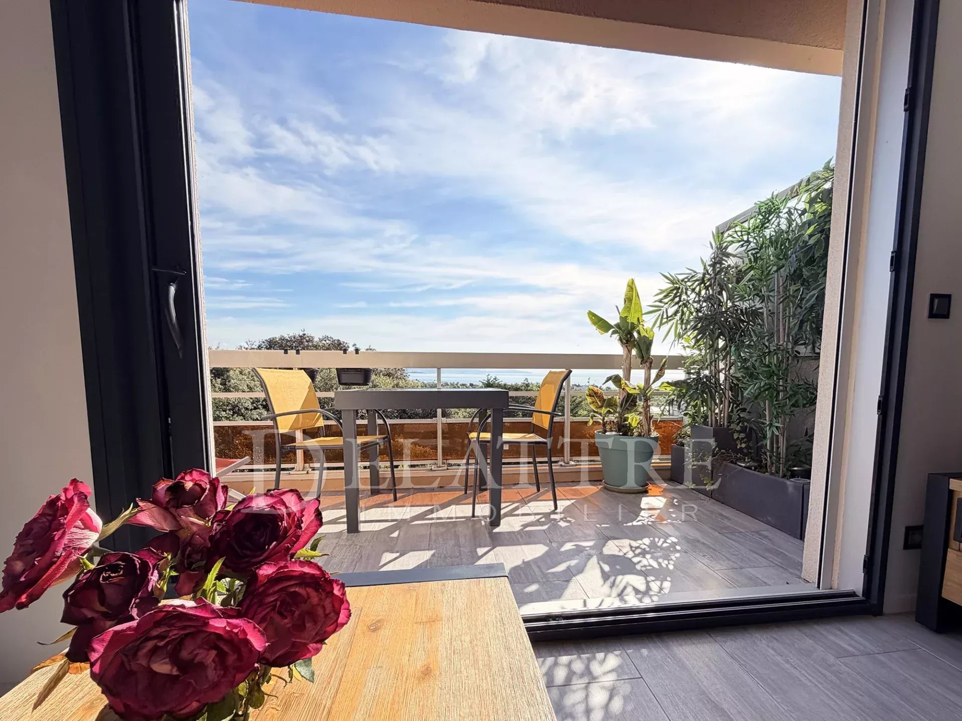 Apartment for sale in Antibes with sea and mountain views
