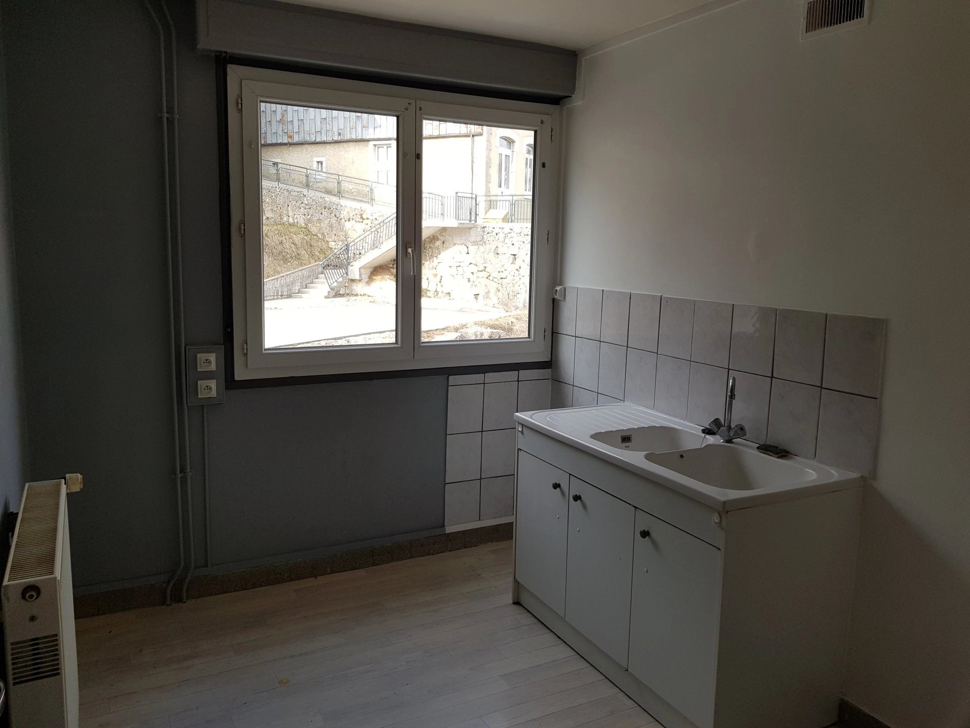 Cuisine Ventilateur de plafond Lumière naturelle Parquet