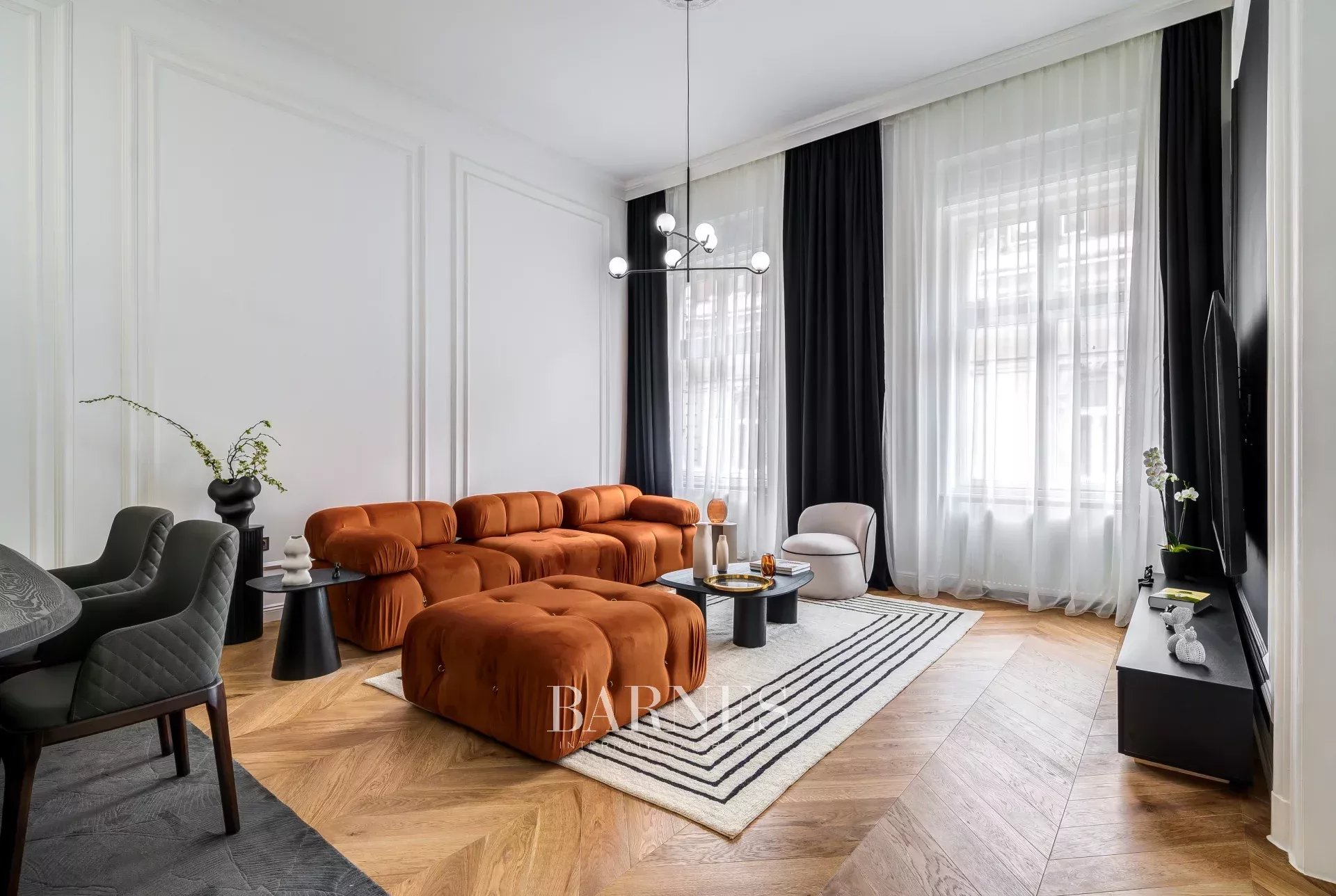 Elegant, Fully Renovated Apartment for Sale in the Heart of Budapest, at the Corner of Váci Street and Párizsi Street!