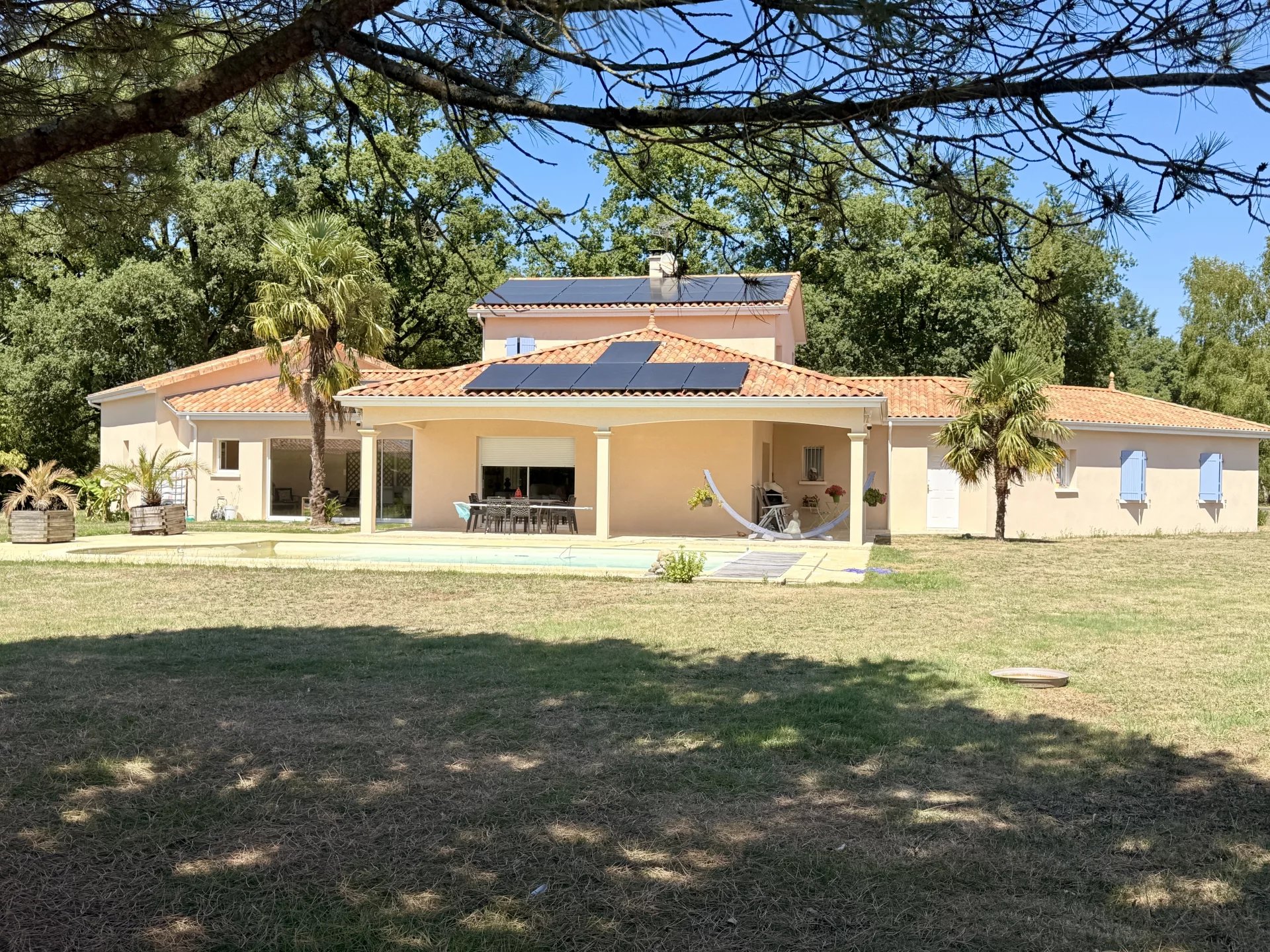 Elégante maison avec piscine, grand jardin et portail électrique - à pied du centre de Brigueuil