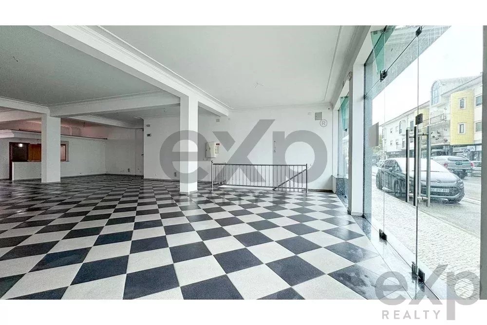 Espaço comercial a venda no Centro de Porto de Mós