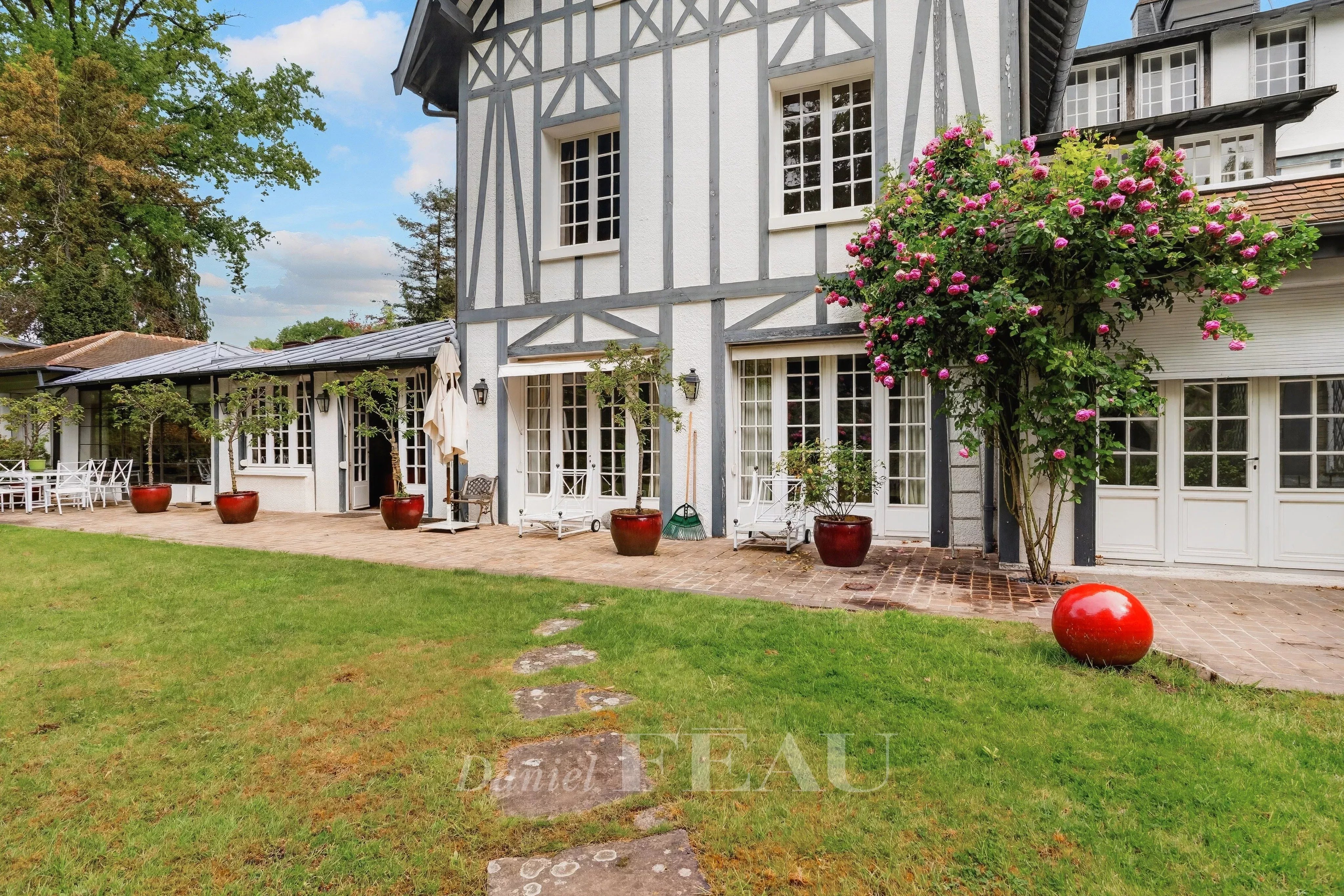 Garches – An exceptional 4-bed apartment with a south-facing garden