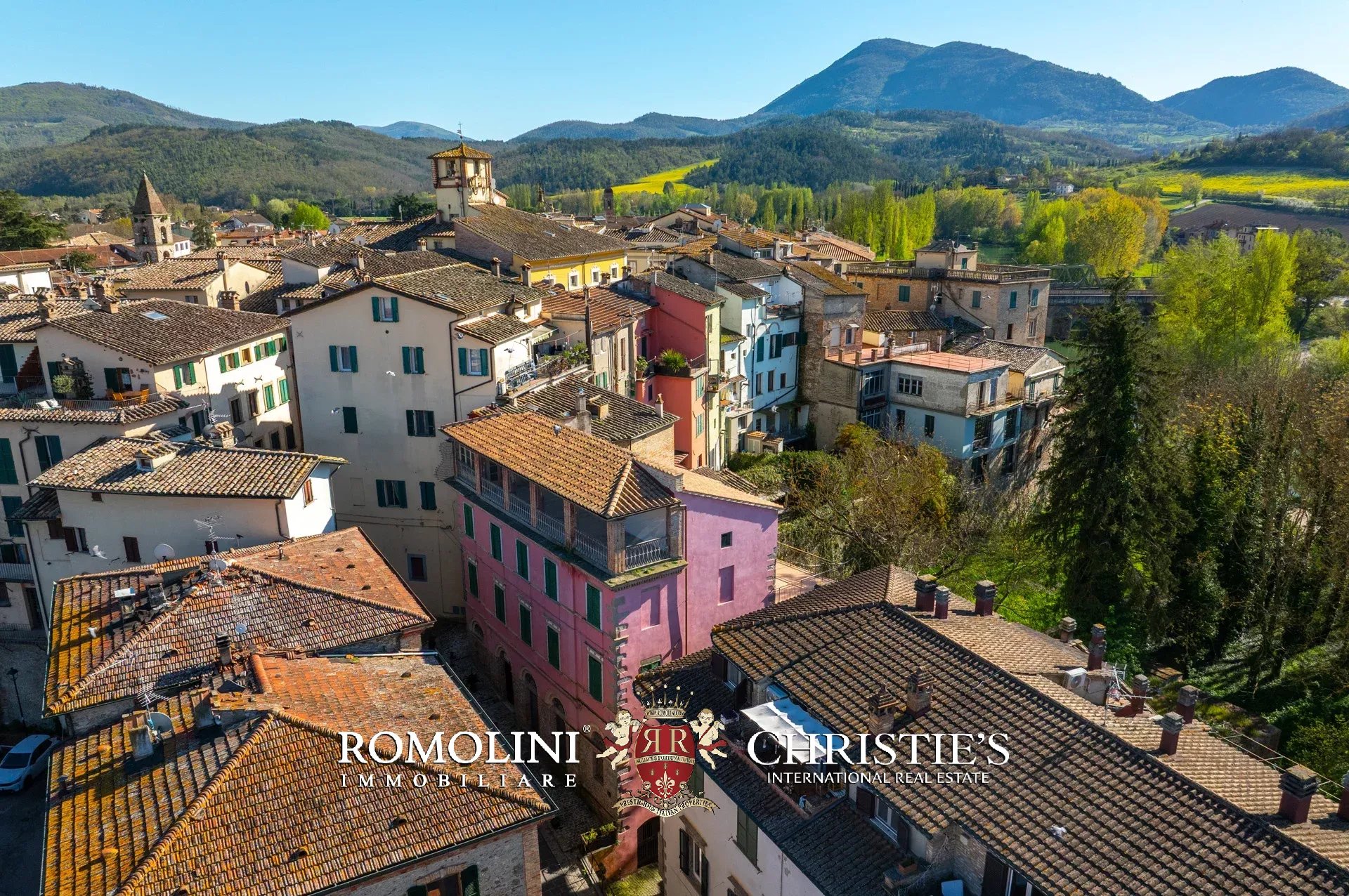  ELEGANT HISTORIC PROPERTY WITH TERRACES AND GARDEN FOR SALE IN UMBERTIDE