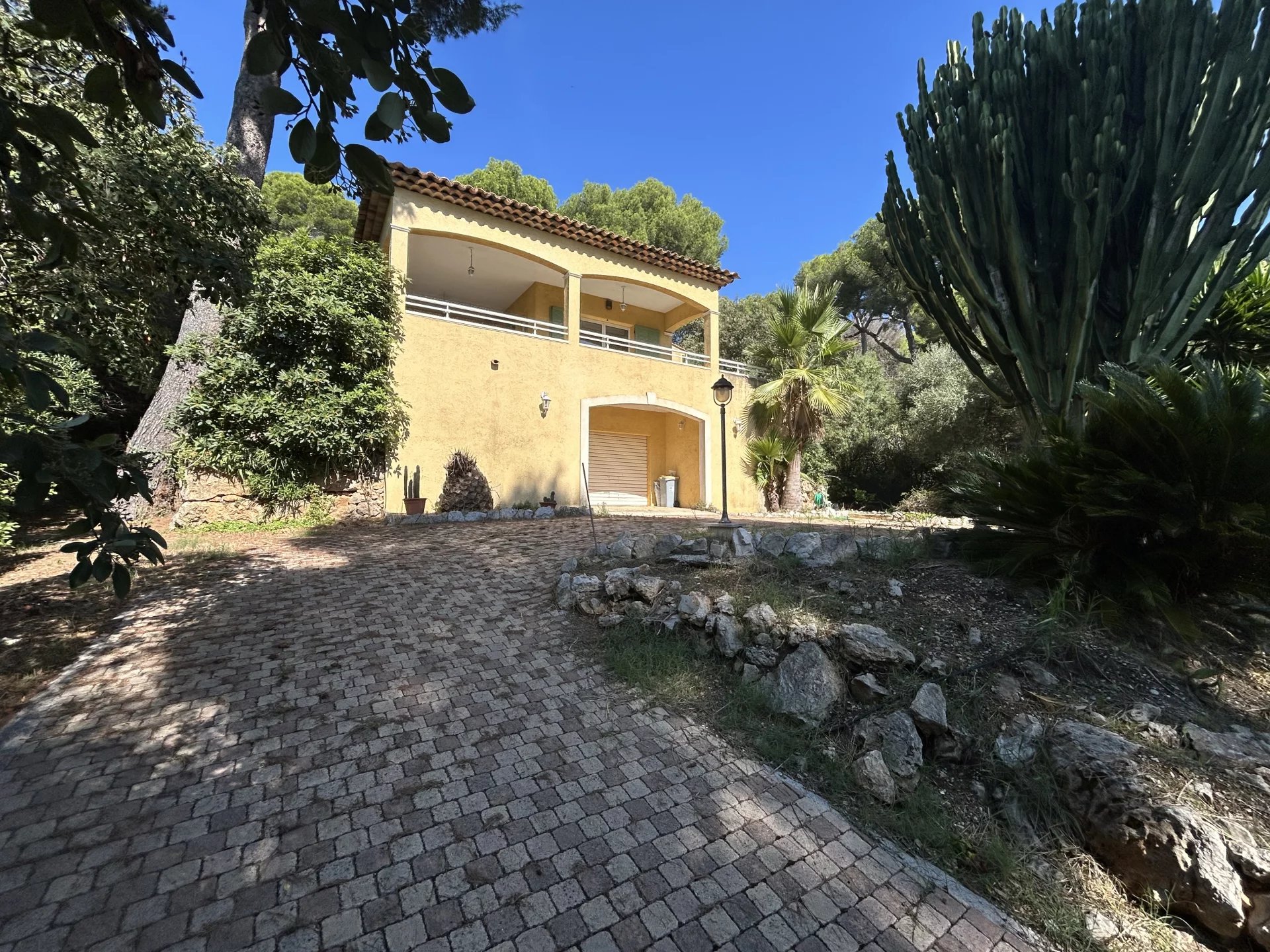 SALE OF HOUSE WITH 1,800 m² OF LAND