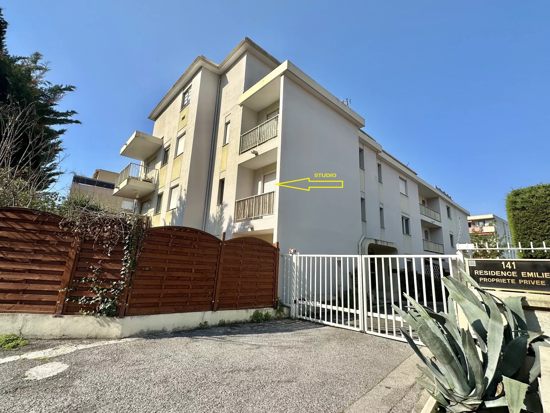 STUDIO MEUBLE  AVEC GARAGE