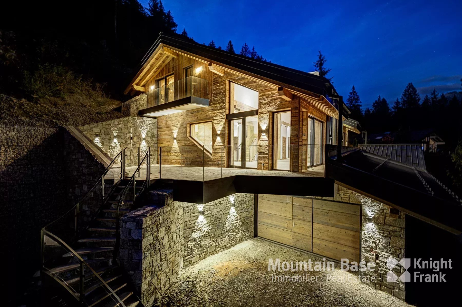 Un chalet neuf de grande qualité avec 5 chambres, offrant une vue exceptionnelle à Chamonix.