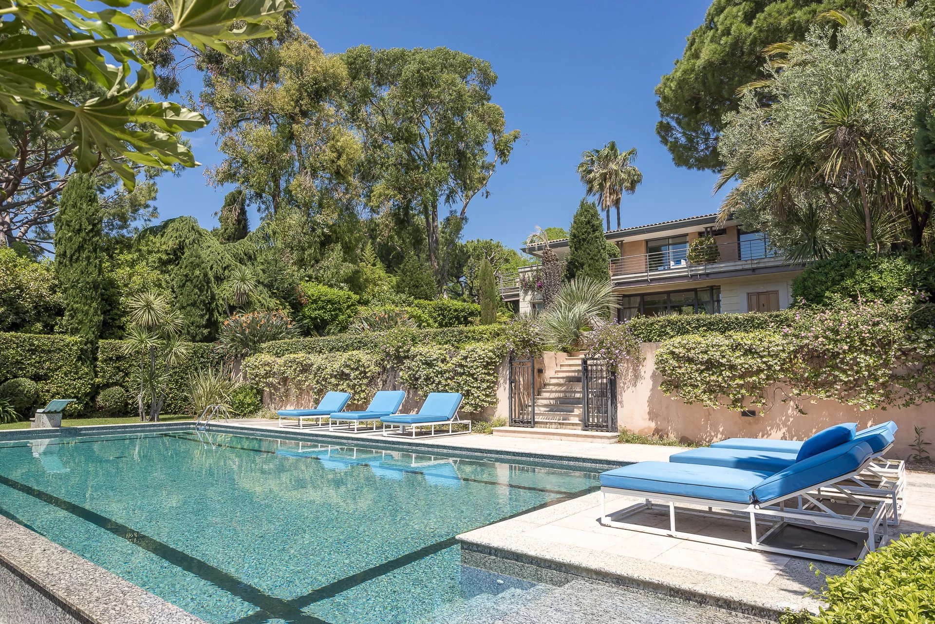 Cap d’Antibes – Contemporary Elegance in a Private and Secure Estate