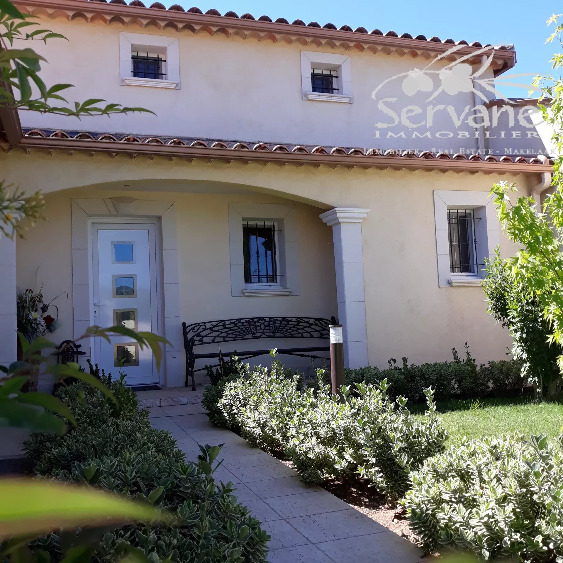 VERY NICE 4 BEDROOMS VILLA WITH POOL FOR SALE AUPS