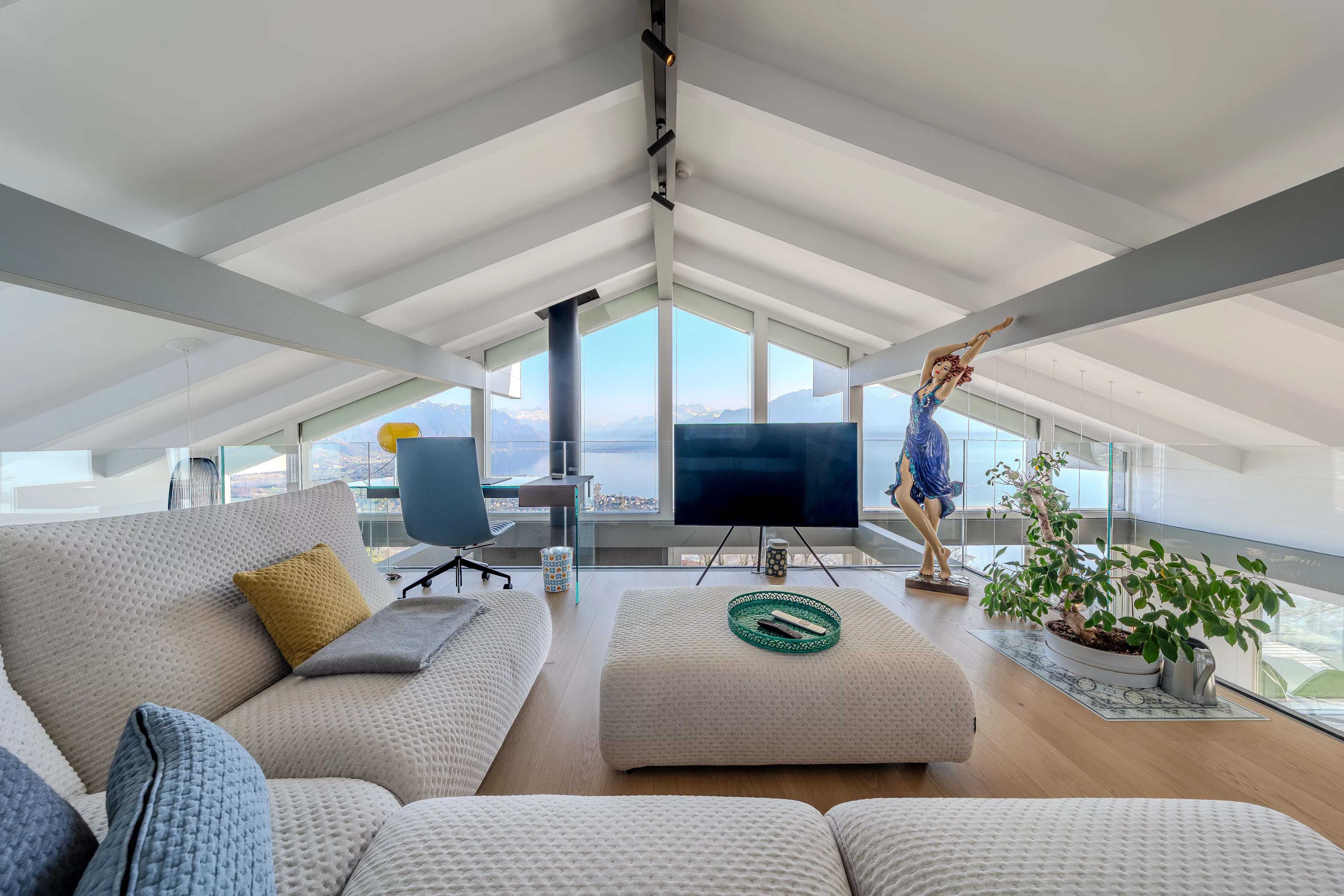 EXCLUSIVITÉ : Villa contemporaine avec vue panoramique sur le lac et les Alpes