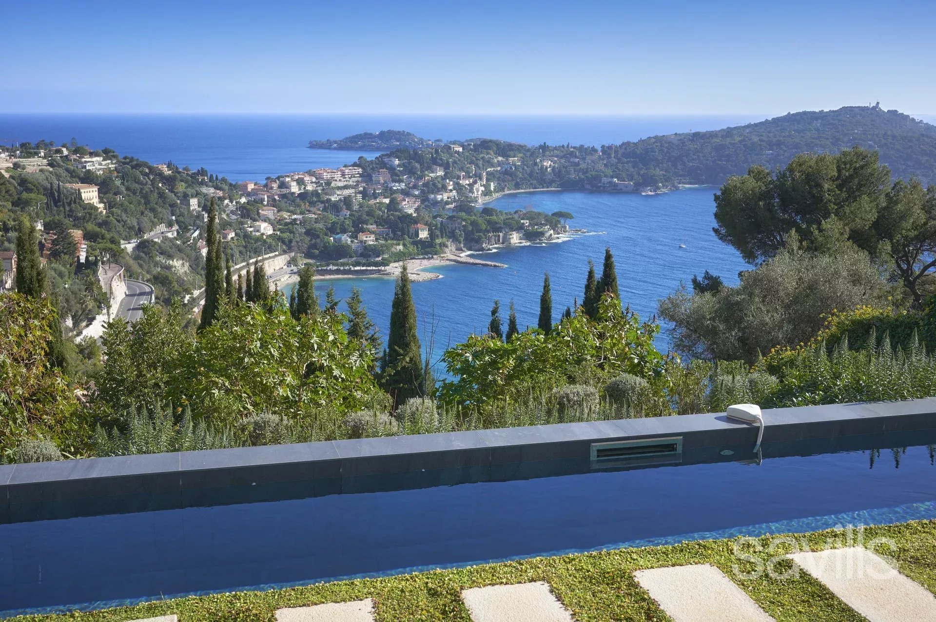 New villa overlooking the bay of Villefranche