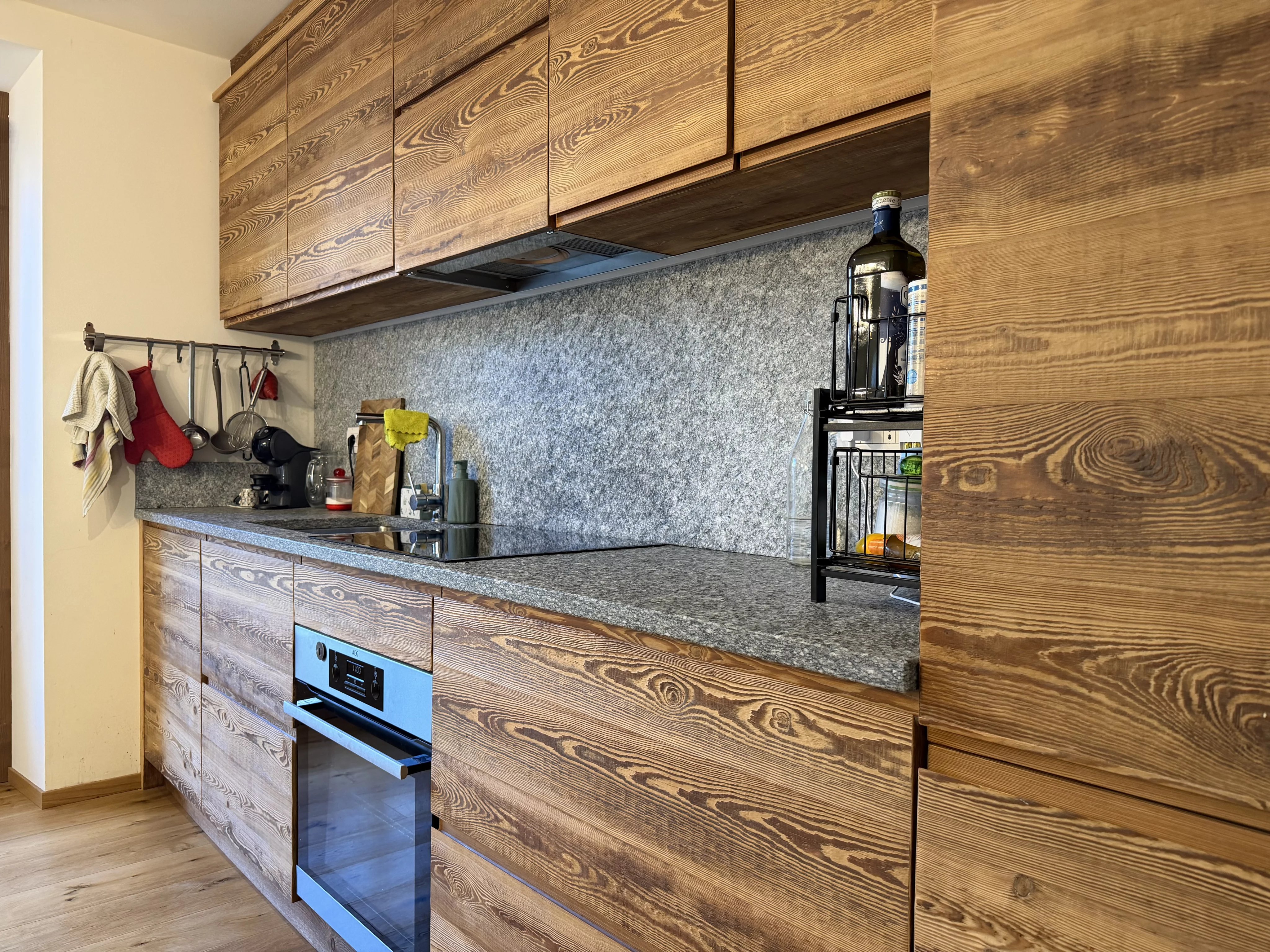 CHARMING FOUR-ROOM APARTMENT OVER TWO LEVELS WITH GARAGE — photo 16