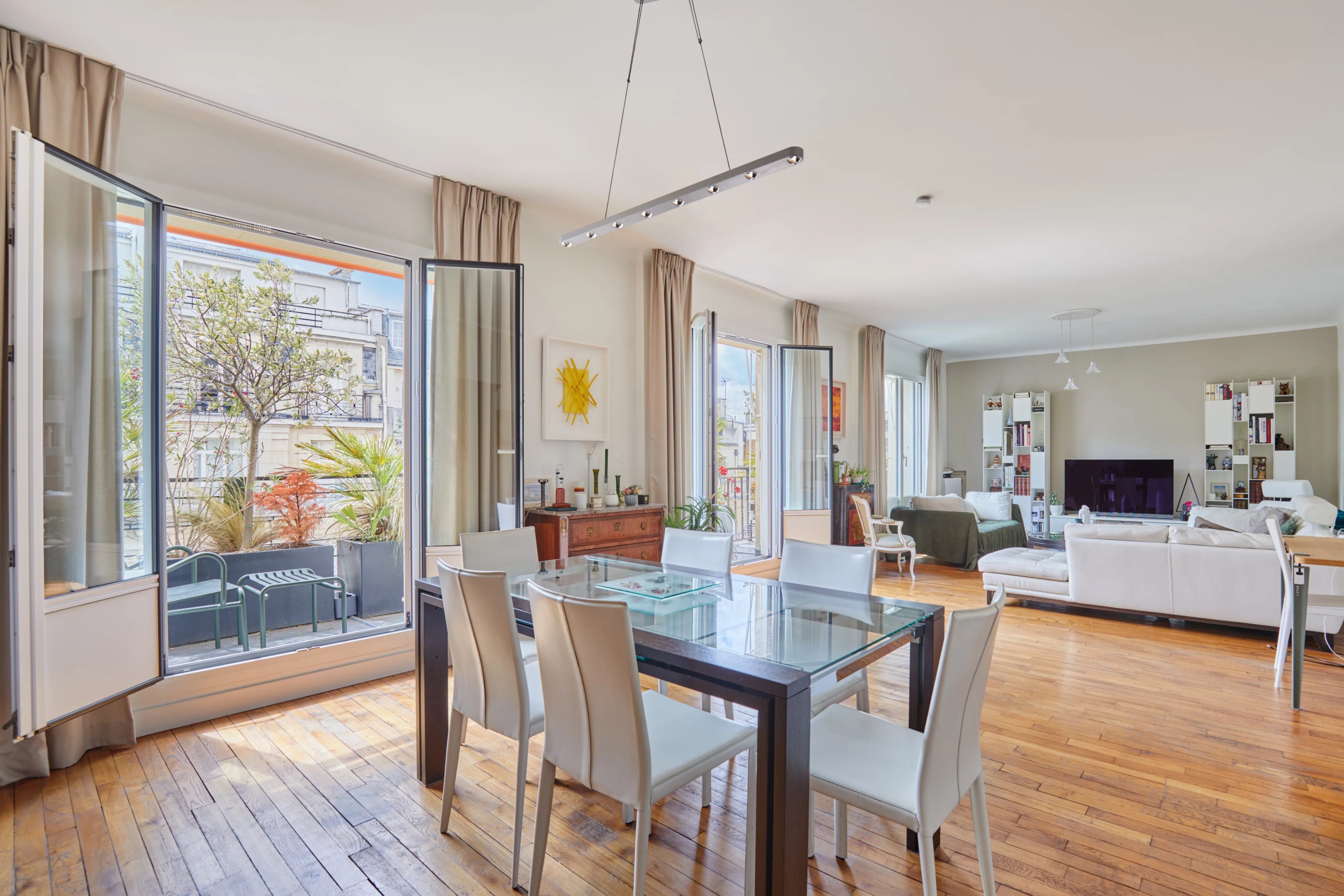 PARIS XVI - Familial flat with terrace - studio and car park
