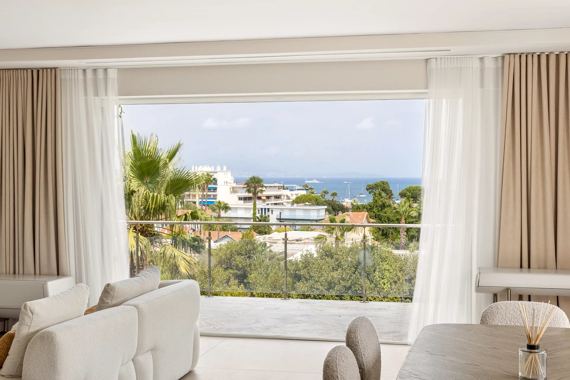 SPLENDID RENOVATED CONTEMPORARY VILLA OF 320 SQM LOCATED IN A PRIVATE ESTATE
