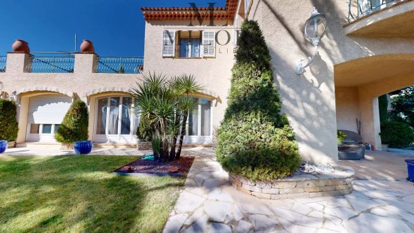 VILLA - POOL - GARDEN 2000m2 — photo 3