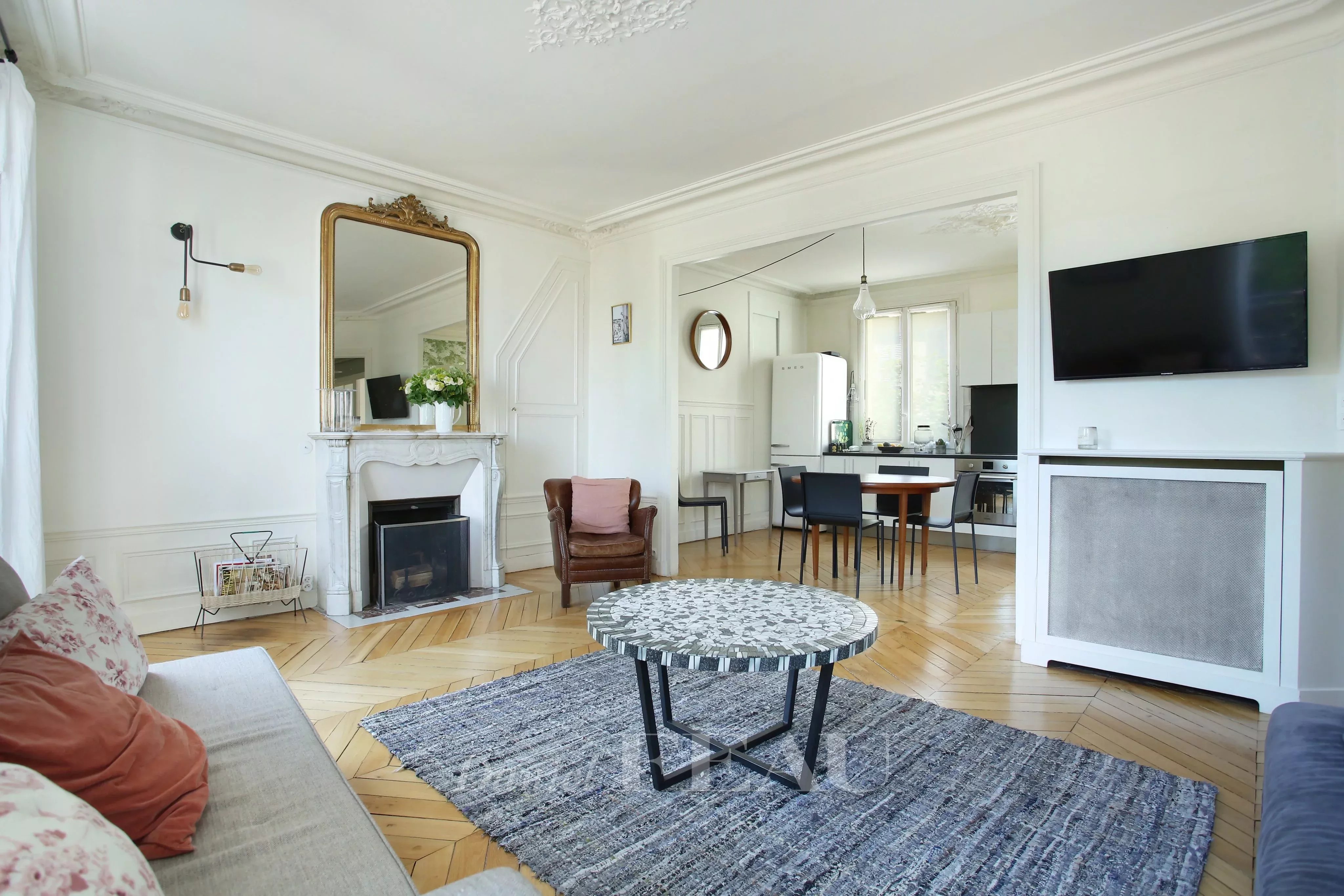 Living-room Fireplace Kitchen bar Wooden floor