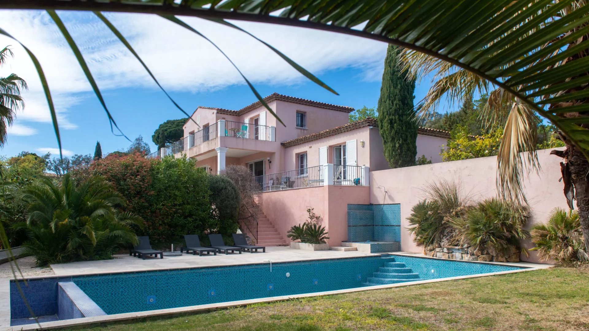 GRIMAUD: VILLA DE CHARME PROCHE DE LA PLAGE ET DU GOLF