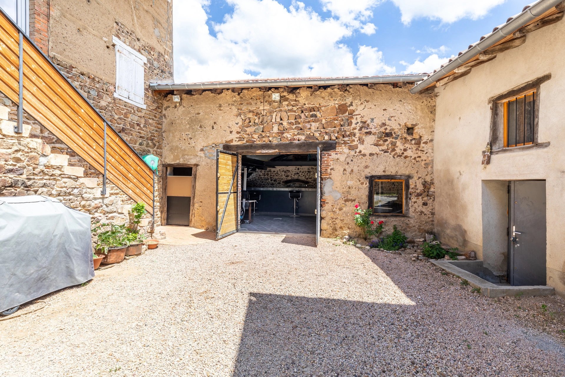 Maison de village avec cour, terrasse, et dépendances