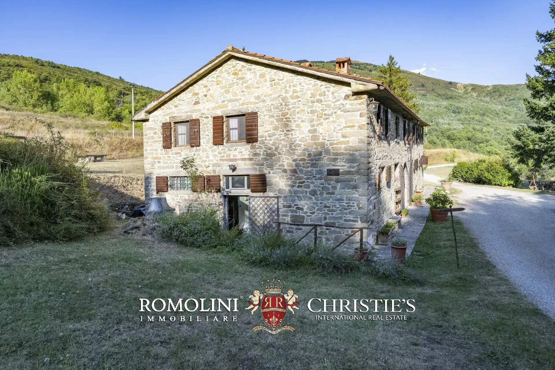 101-HA ESTATE WITH NATURAL SPRINGS FOR SALE BETWEEN AREZZO AND FLORENCE