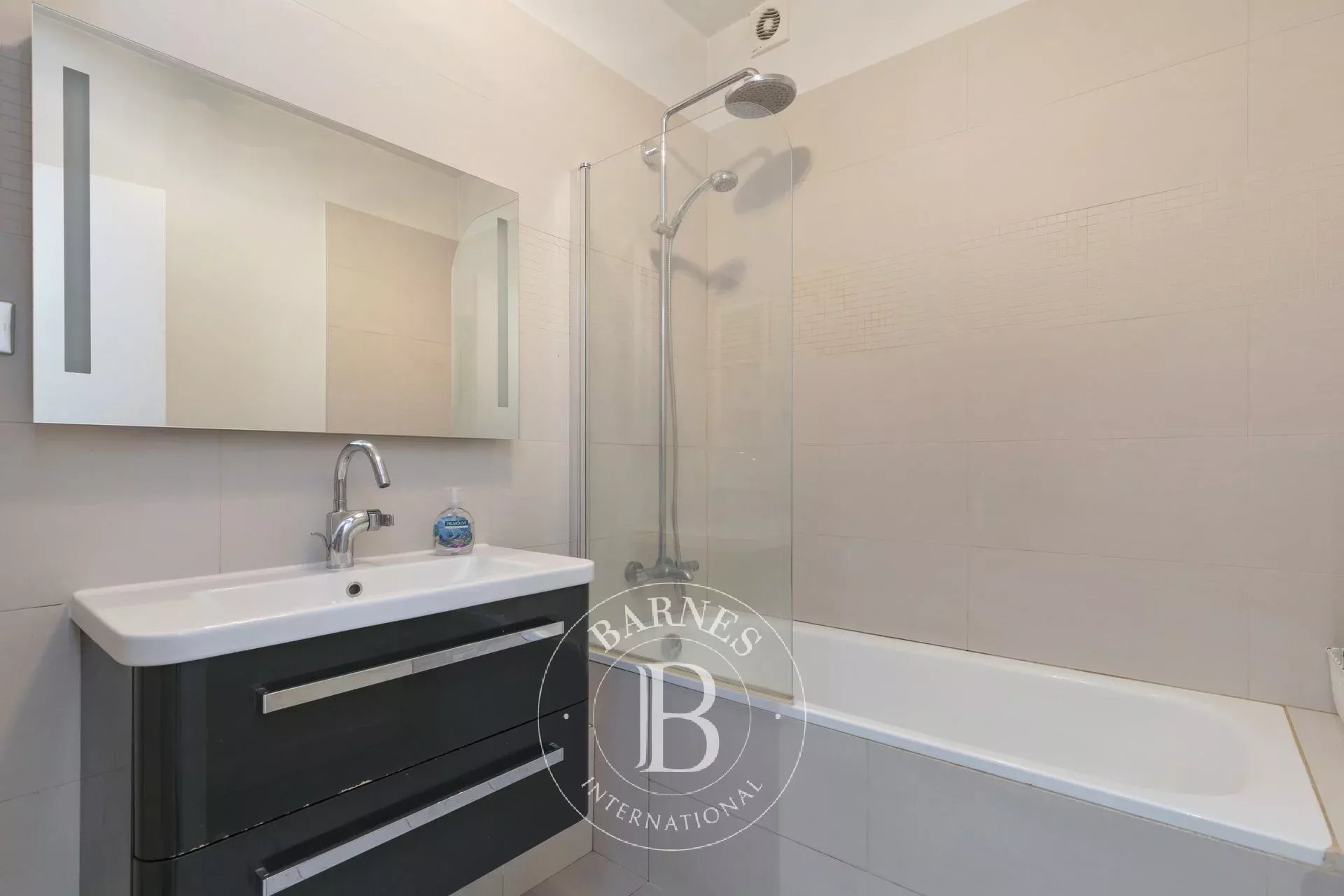 NEUILLY - MAIRIE MERMOZ - 3-BEDROOM APARTMENT - picture 7