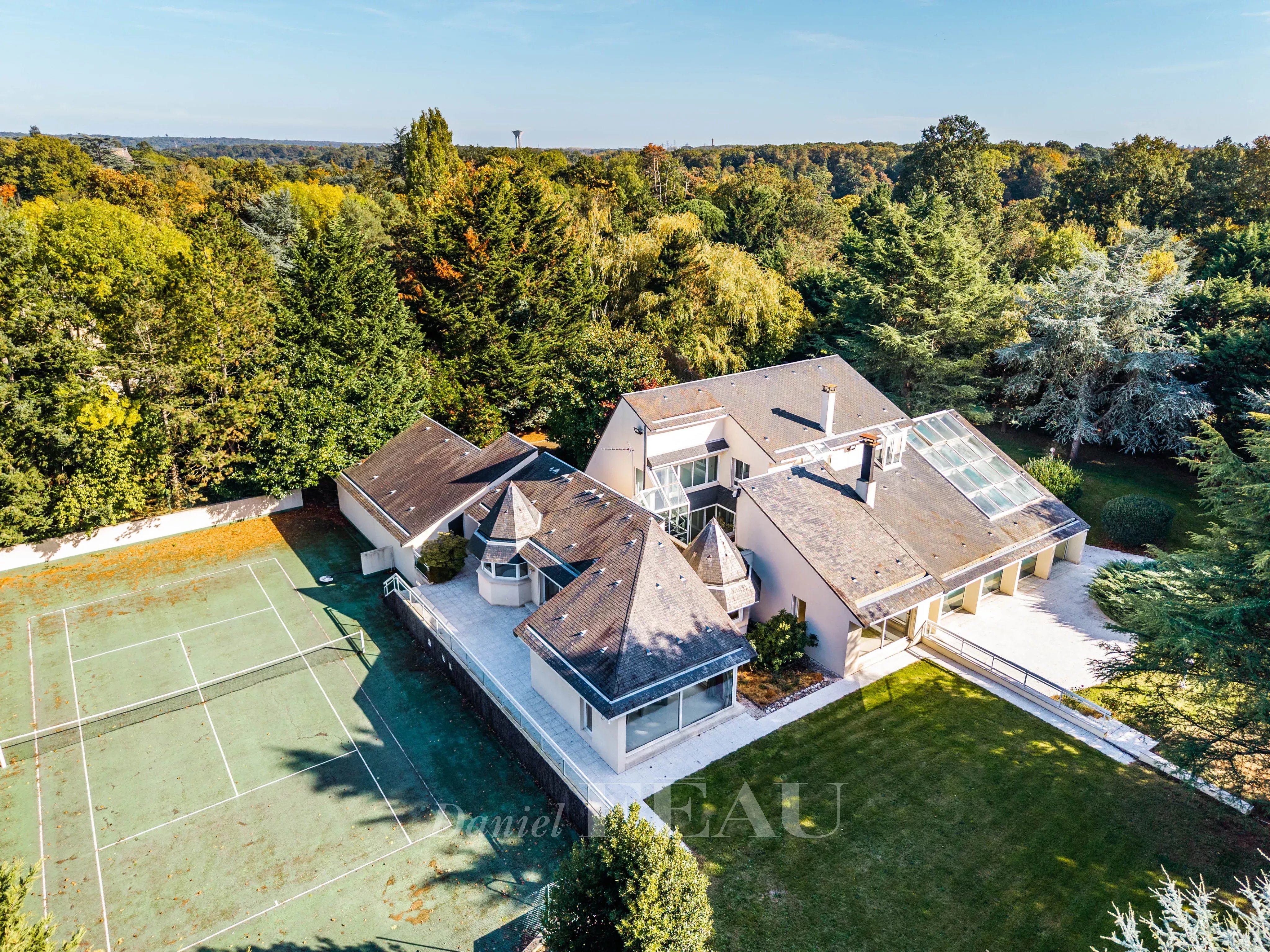 Les Loges en Josas – A superb property with a swimming pool and a tennis court