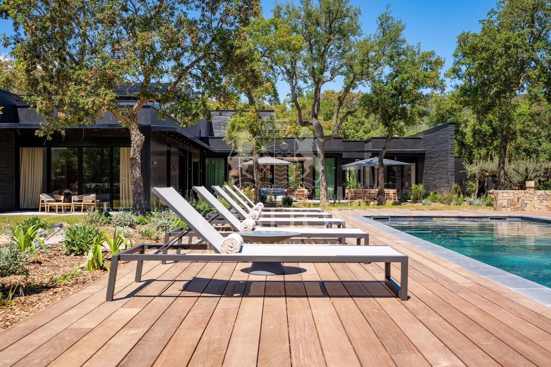 A magnificent new villa located on the Golf course of Grimaud Beauvallon and in walking distance to the beach!