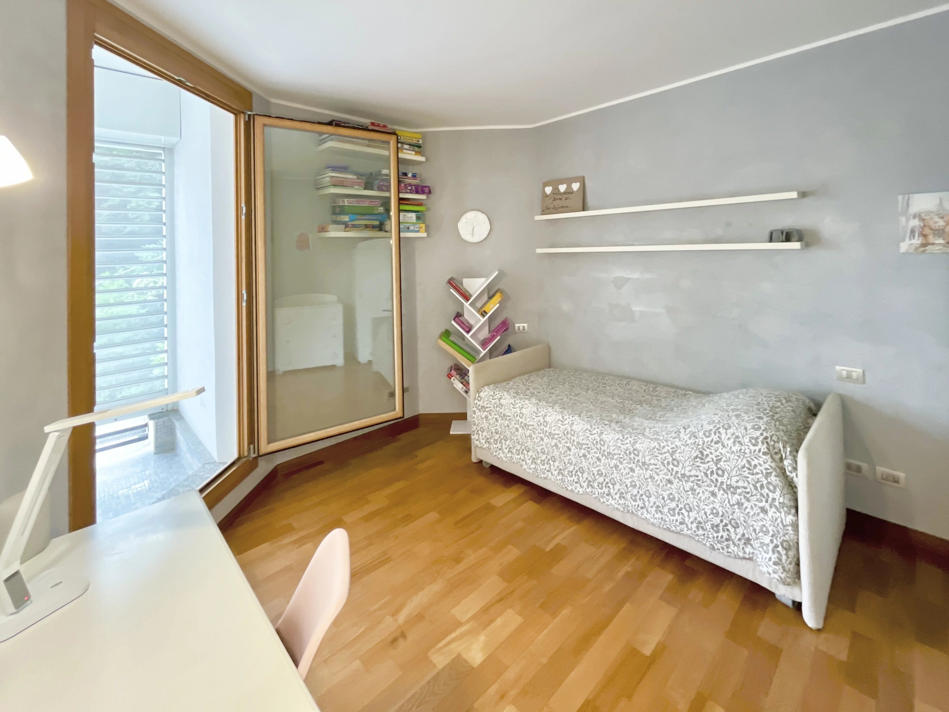 Appartement avec Plafonds Hauts, Baies Vitrées Panoramiques et Jardin Privé au Cœur de Cernobbio - picture 22 title=
