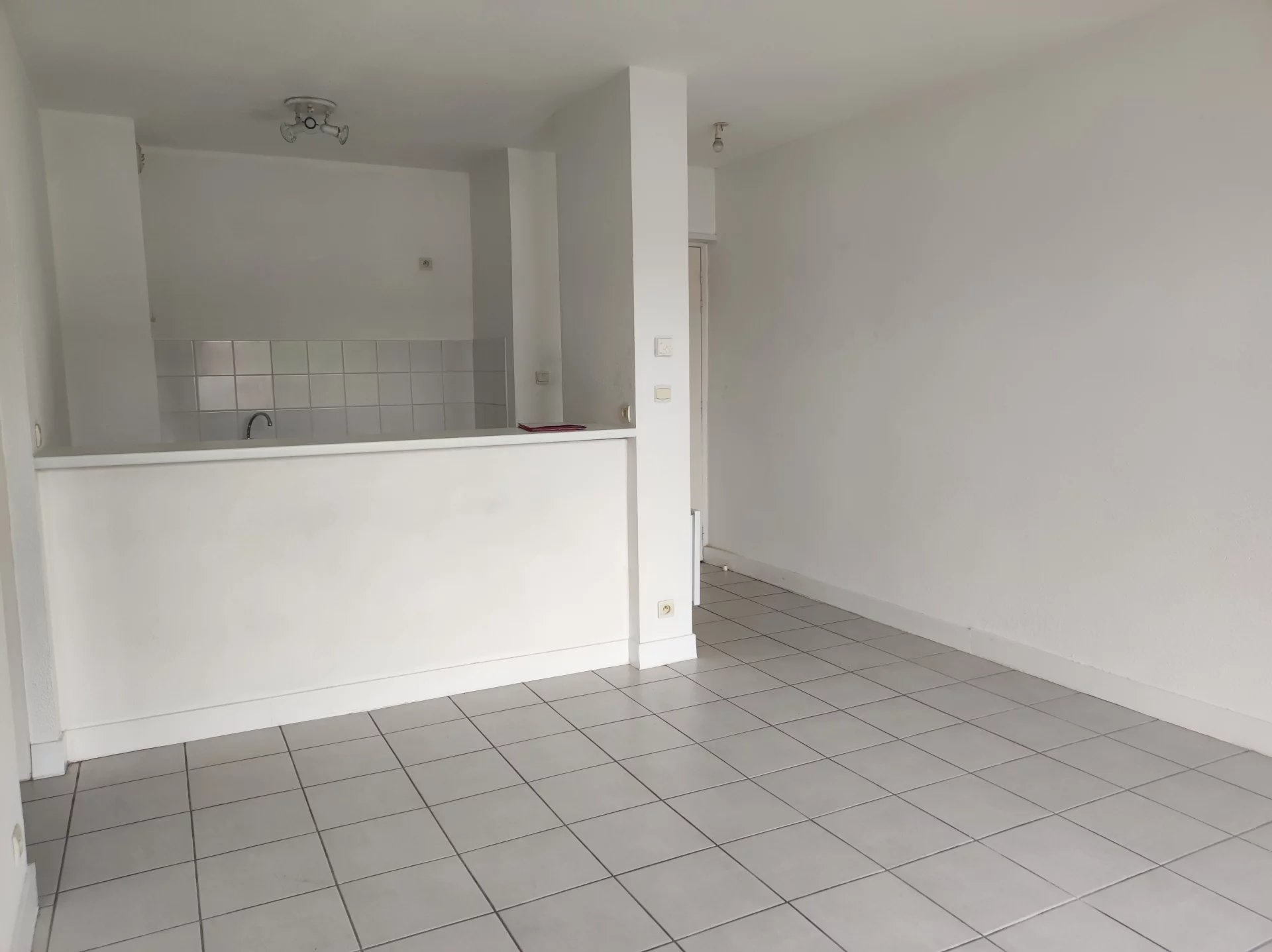 CENTRE BOURG DE ST SYMPHORIEN - APPARTEMENT T2 - Photo 2