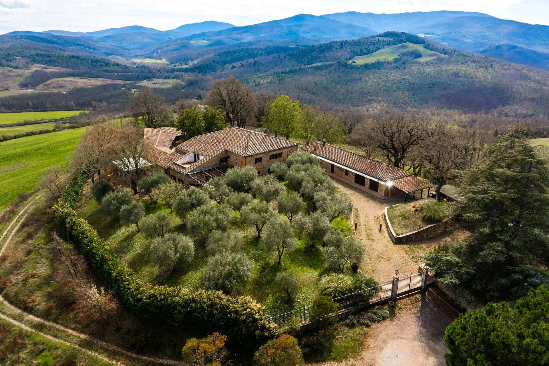 TENUTA DI 1000 HA CON RISERVA DI CACCIA IN VENDITA IN TOSCANA