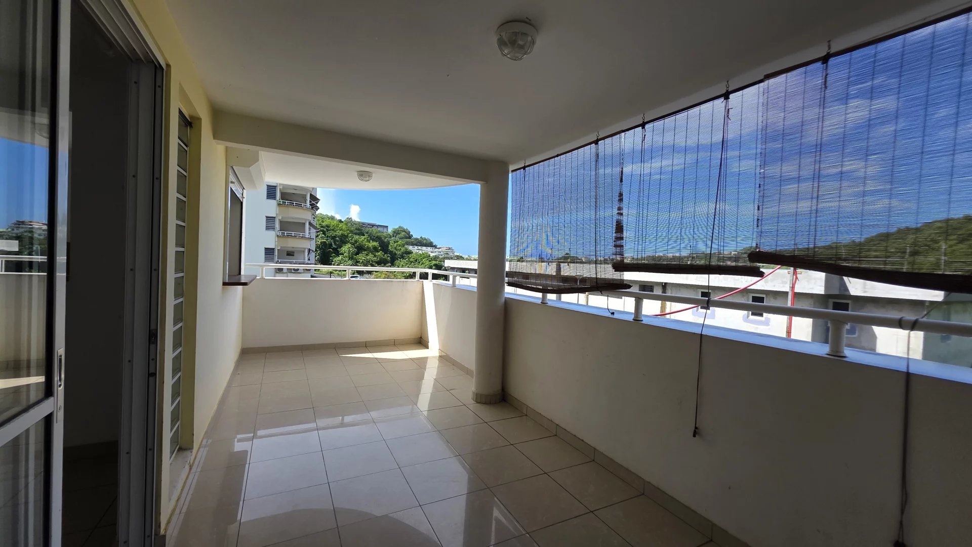 Schoelcher. Appartement de type 3 avec terrasse et parkings