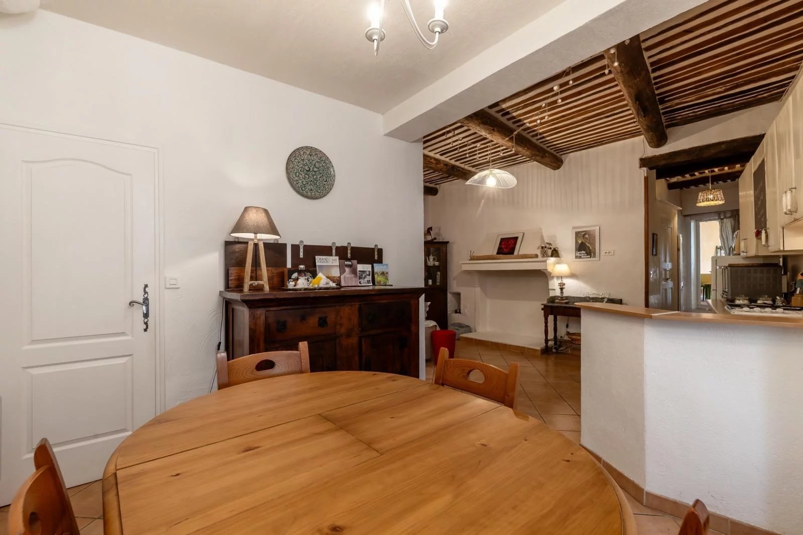 Rez de jardin dans maison de village.