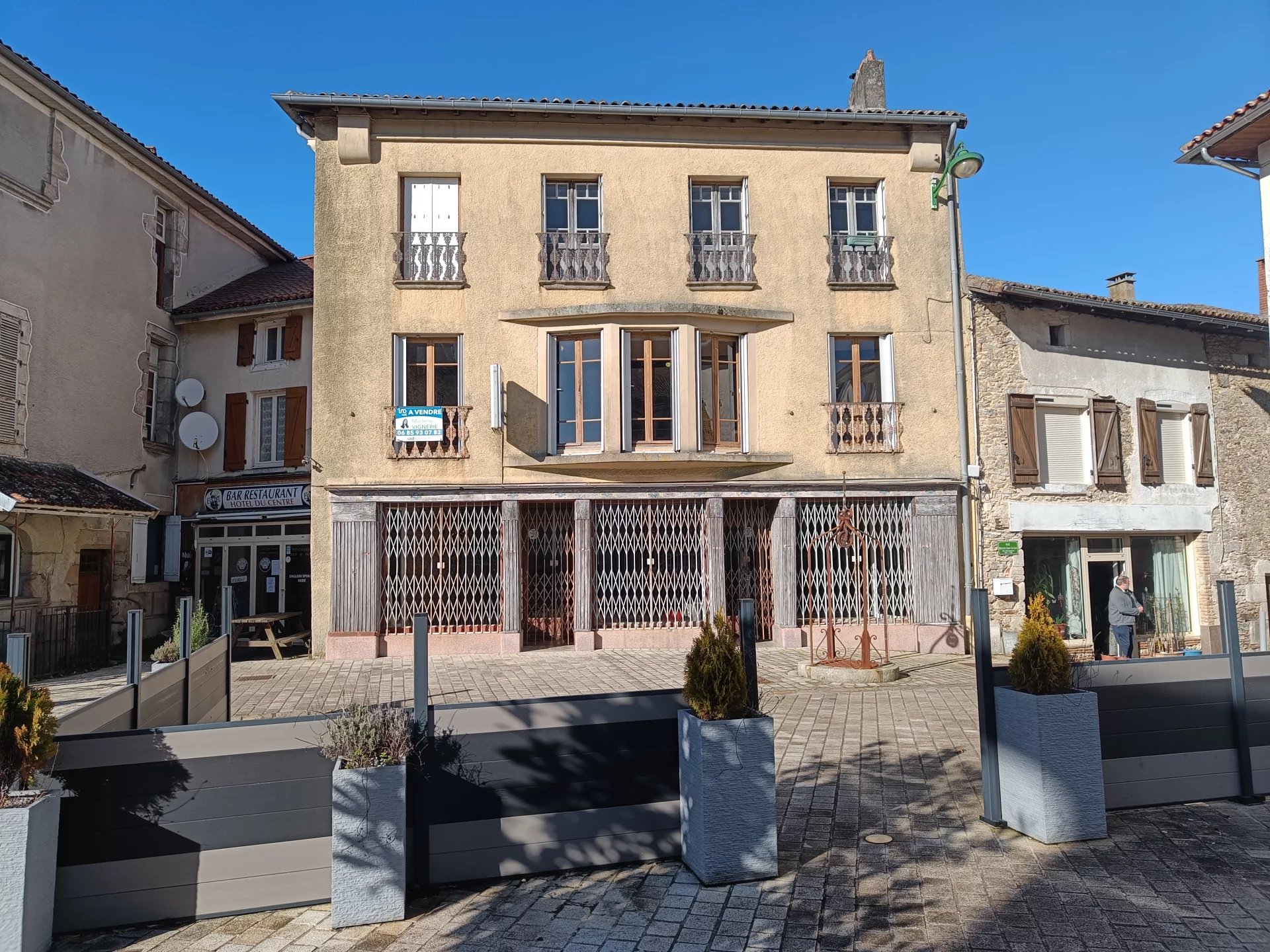 Impressive building in the heart of Châlus